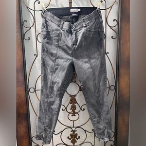 GUC Torrid Supersoft BombShell Skinny Jeans w/slits on bottom.Size 16 regular